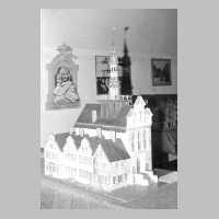 111-1055 Modell des Wehlauer Rathauses. Hergestellt von den Sonderschuelern aus Kaltenkirchen. Das Modell steht im Wehlauer Heimatmuseum in Syke.jpg